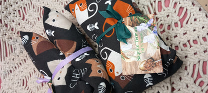 Bag of stylized cats in blue tones on grey.