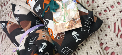 Bag of stylized cats in blue tones on grey.