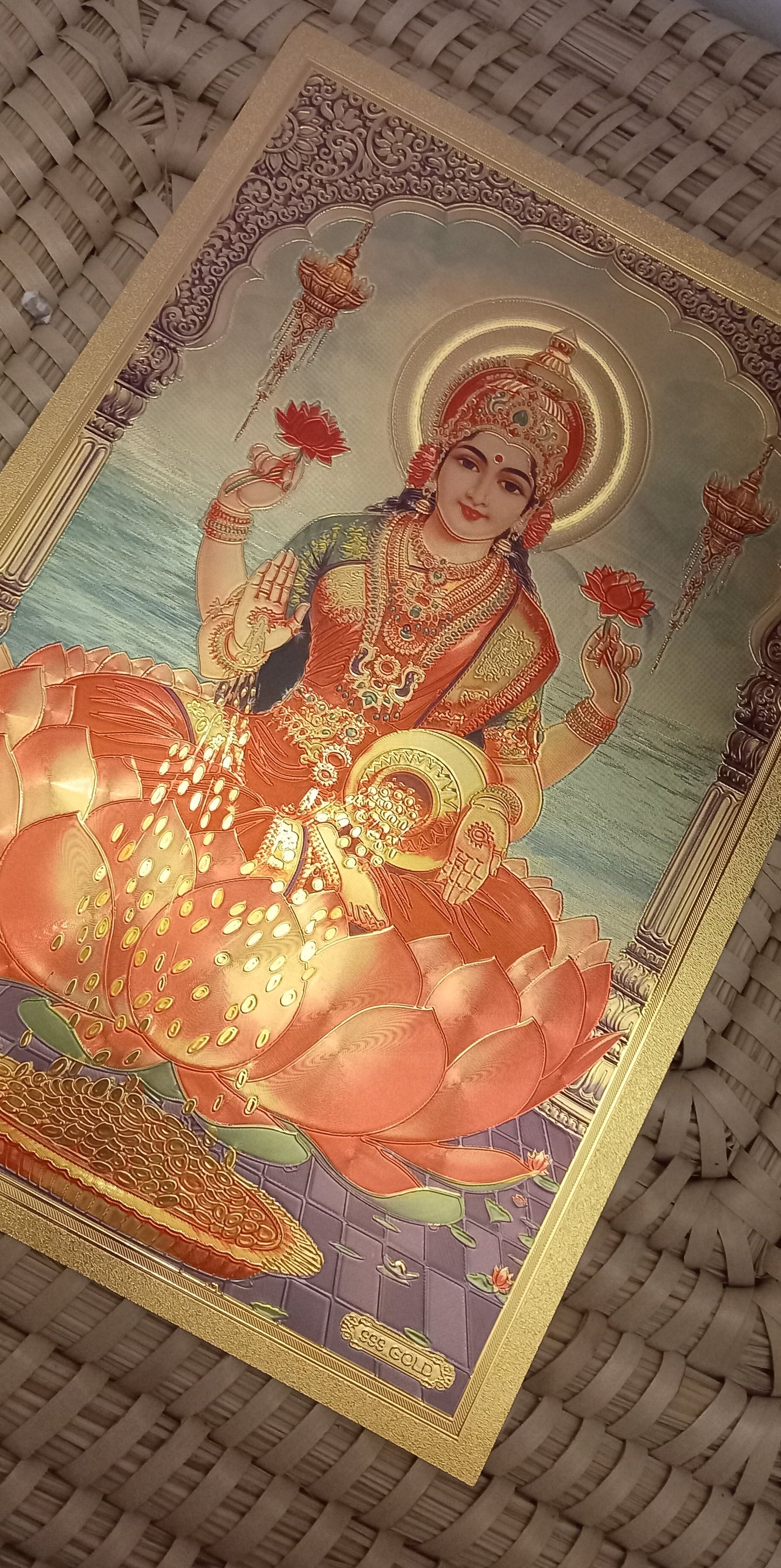 LÁMINA DE LA FORTUNA,LA BELLEZA Y LA ABUNDANCIA 30X20.SEMI-RÍGIDA CON FONDO DORADO FUERZA SIMBÓLICA HINDÚ Y UN ACABADO VISUAL IMPACTANTE.