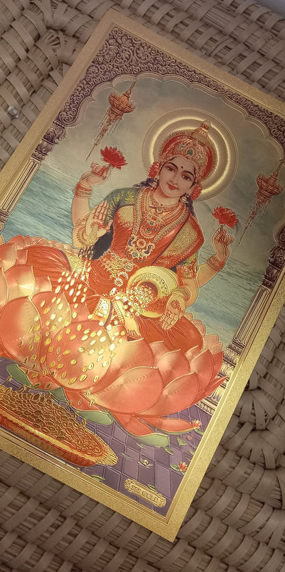 LÁMINA DE LA FORTUNA,LA BELLEZA Y LA ABUNDANCIA 30X20.SEMI-RÍGIDA CON FONDO DORADO FUERZA SIMBÓLICA HINDÚ Y UN ACABADO VISUAL IMPACTANTE.