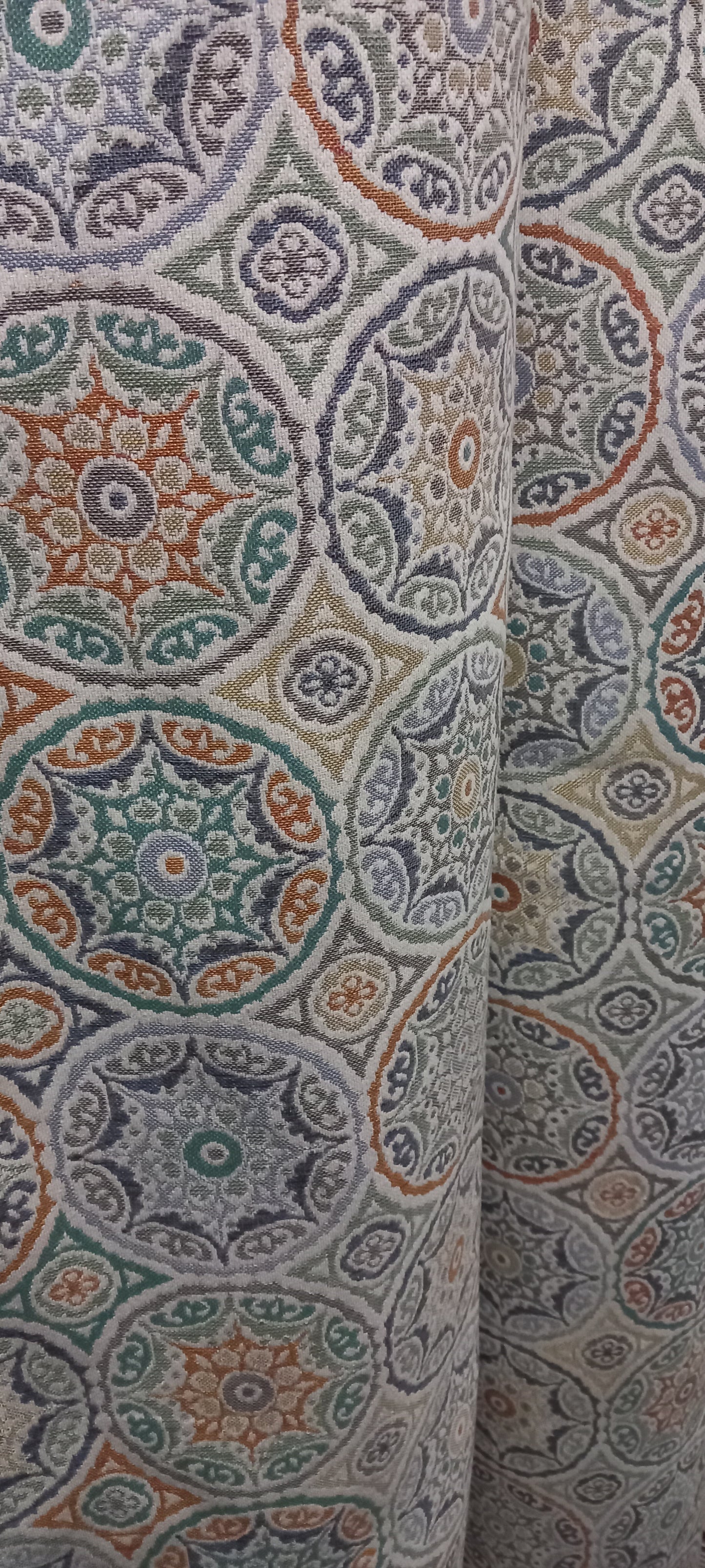 Sumérgete en la exclusividad de nuestras telas de algodón gobelino, un tesoro textil lleno de historia y tradición. Estas piezas ofrecen estampados únicos con toques delicados, perfectos para crear prendas, ambientes, cortinas, personalizar diseños o aportar un aire étnico a la decoración del hogar. Su textura algodonada y su origen artesanal las convierten en una opción ideal para quienes buscan diferenciarse con materiales auténticos y llenos de alma.

Características:
- Ancho de la tela: 280 cm
- Materia