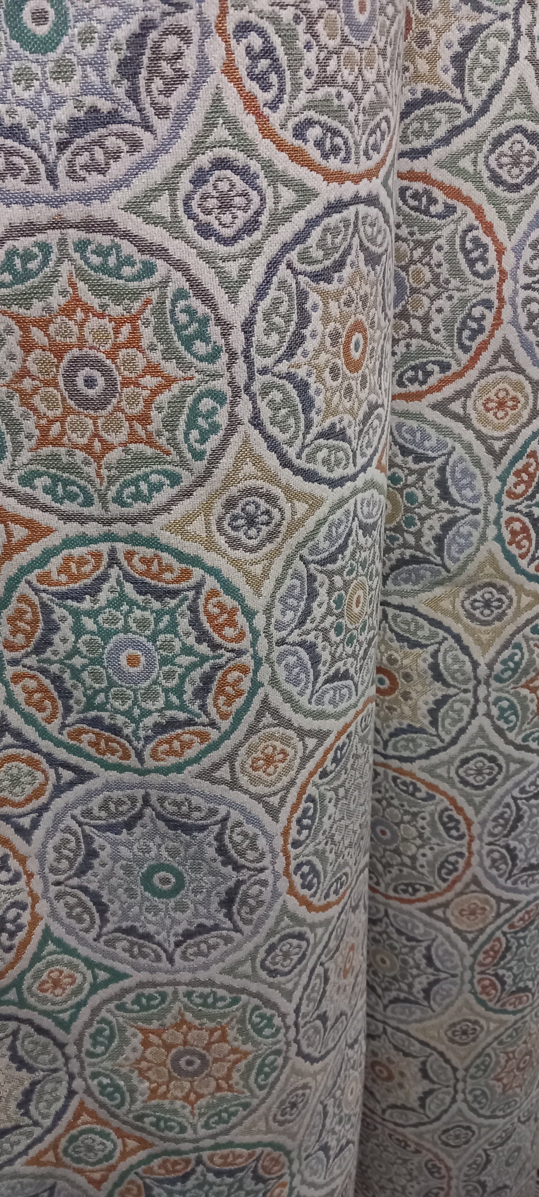 Sumérgete en la exclusividad de nuestras telas de algodón gobelino, un tesoro textil lleno de historia y tradición. Estas piezas ofrecen estampados únicos con toques delicados, perfectos para crear prendas, ambientes, cortinas, personalizar diseños o aportar un aire étnico a la decoración del hogar. Su textura algodonada y su origen artesanal las convierten en una opción ideal para quienes buscan diferenciarse con materiales auténticos y llenos de alma.

Características:
- Ancho de la tela: 280 cm
- Materia