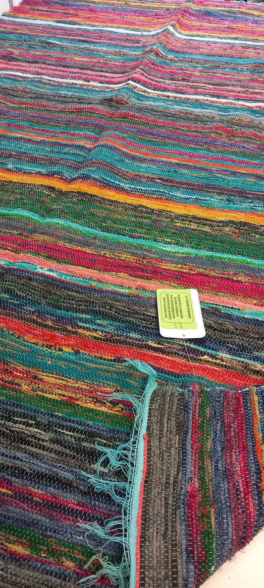 Una explosión de color, textura y tradición en una sola pieza. La jarapa multicolor de 100x200 cm está elaborada artesanalmente con retales de algodón tratados con tintes naturales, lo que da como resultado una alfombra única, vibrante y cargada de carácter. Su diseño mezcla tonos de forma armónica, creando un efecto visual atractivo y cálido. Además de usarse como alfombra, es perfecto como tapiz de pared, cubrecama o para renovar el estilo de muebles y sofás.