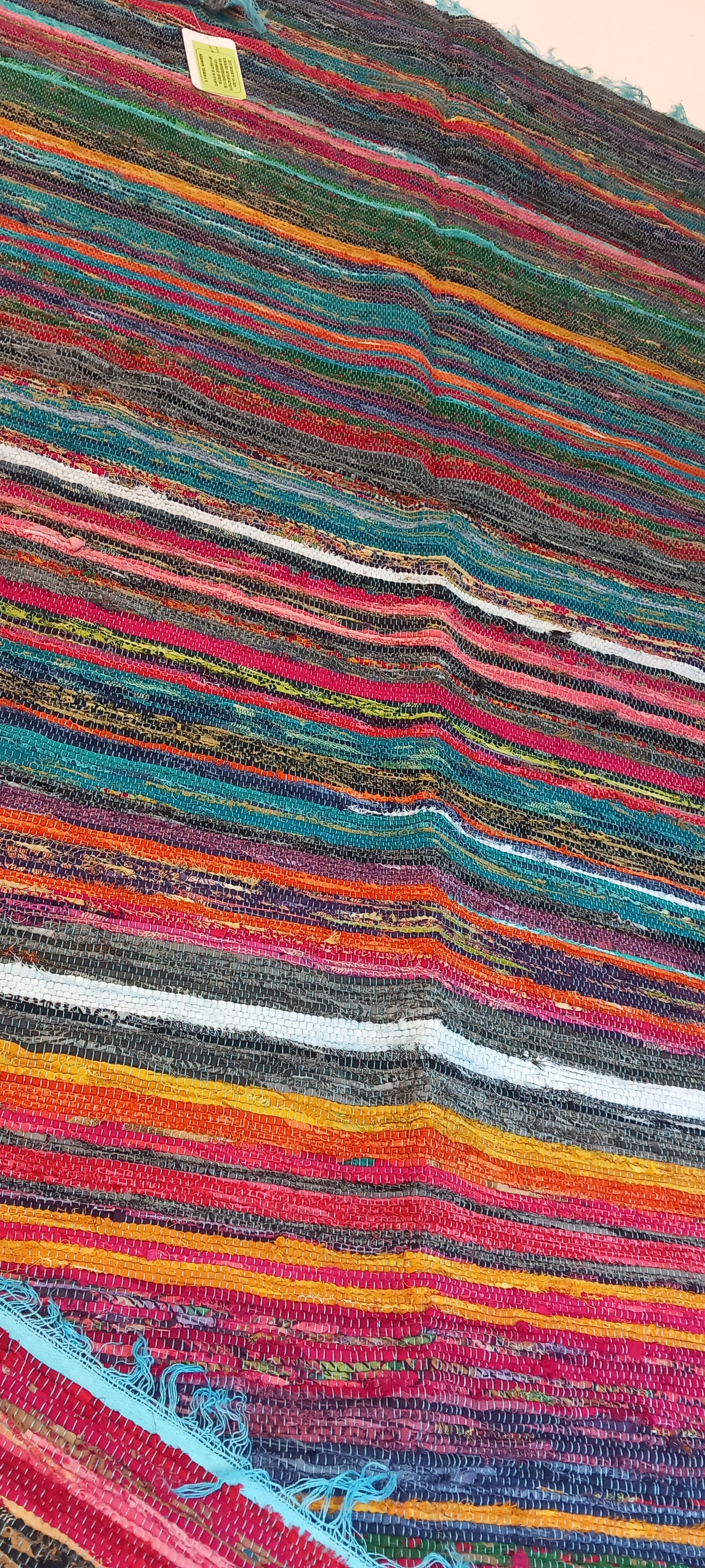 Una explosión de color, textura y tradición en una sola pieza. La jarapa multicolor de 100x200 cm está elaborada artesanalmente con retales de algodón tratados con tintes naturales, lo que da como resultado una alfombra única, vibrante y cargada de carácter. Su diseño mezcla tonos de forma armónica, creando un efecto visual atractivo y cálido. Además de usarse como alfombra, es perfecto como tapiz de pared, cubrecama o para renovar el estilo de muebles y sofás.