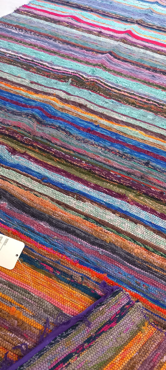 Una explosión de color, textura y tradición en una sola pieza. La jarapa multicolor de 100x200 cm está elaborada artesanalmente con retales de algodón tratados con tintes naturales, lo que da como resultado una alfombra única, vibrante y cargada de carácter. Su diseño mezcla tonos de forma armónica, creando un efecto visual atractivo y cálido. Además de usarse como alfombra, es perfecto como tapiz de pared, cubrecama o para renovar el estilo de muebles y sofás.