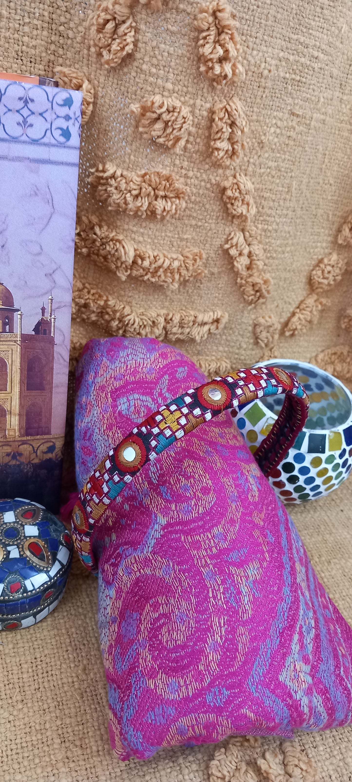 DIADEMA BANJARA CON ENVÍO GRATIS,ELABORADA CON RETALES DE ANTIGUOS BORDADOS.
