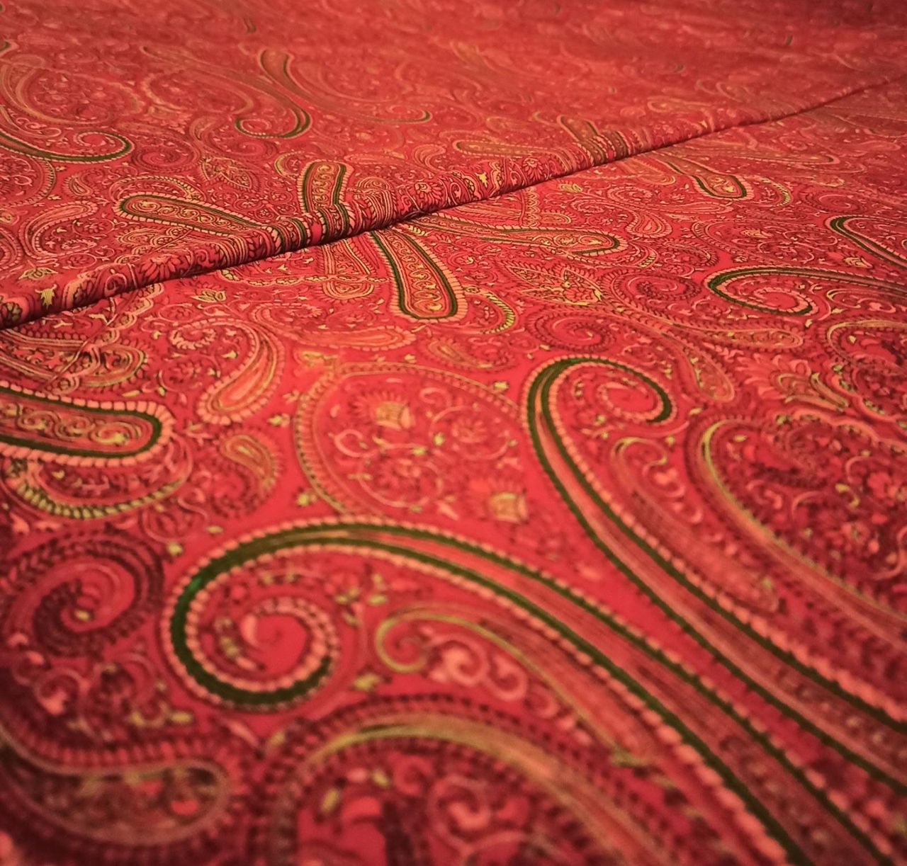 Set de cubrecama con fundas de almohada. Tejidos sedosos Saree de India auténticos. Cashmere Rojo.Precio sin competencia. Envío Gratis.