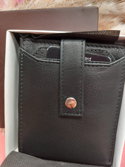 Portefeuille en cuir noir avec différents départements.