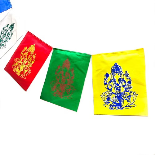Estas banderas de oración con Ganesha, diosa hindú de la sabiduría y la abundancia son una explosión de energía, color y geometría sagrada. Hechas en algodón, Con una longitud aproximada de dos metros, aportan un toque espiritual y armonioso a cualquier rincón. Colócala en un punto alto y de forma descendente, y preferiblemente en exterior.Son las portadoras de las esperanzas y anhelos más puros de la comunidad budista y sus cinco distintos colores representa los cinco elementos del budismo: azul el cielo; 