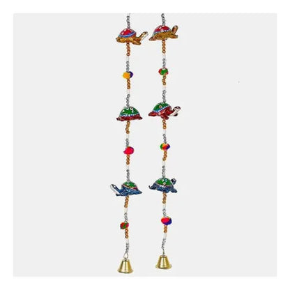 Color, simbolismo y tradición en una sola pieza. Este colgador decorativo con 5 tortugas de la suerte es un accesorio lleno de significado, elaborado artesanalmente con cuentas, pompones, o simplemente detalles intercalados y una pequeña campana al final. Cada tortuga es un símbolo de longevidad,sabiduría,proteccion y **fertilidad** También se asocia con la conexión con la tierra, la estabilidad y la fertilidad. En algunas tradiciones, se considera un símbolo de la creación del mundo, con su caparazón repre