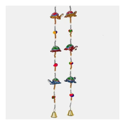 Color, simbolismo y tradición en una sola pieza. Este colgador decorativo con 5 tortugas de la suerte es un accesorio lleno de significado, elaborado artesanalmente con cuentas, pompones, o simplemente detalles intercalados y una pequeña campana al final. Cada tortuga es un símbolo de longevidad,sabiduría,proteccion y **fertilidad** También se asocia con la conexión con la tierra, la estabilidad y la fertilidad. En algunas tradiciones, se considera un símbolo de la creación del mundo, con su caparazón repre