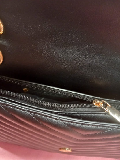 Sac en cuir noir avec portefeuille assorti en CADEAU avec 2 chaînes à porter à l'épaule ou en bandoulière.