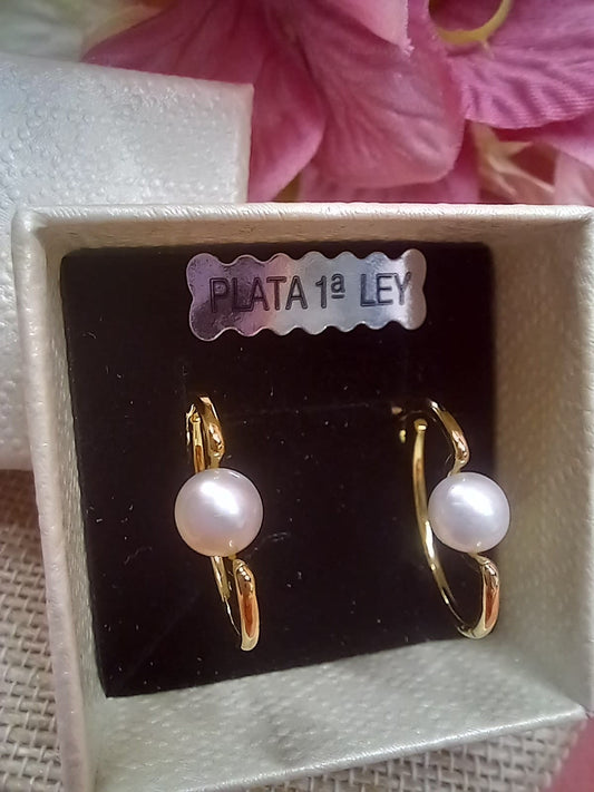 Aros en Plata de Ley rodiada con perla cultivada de 6mm bañados en oro