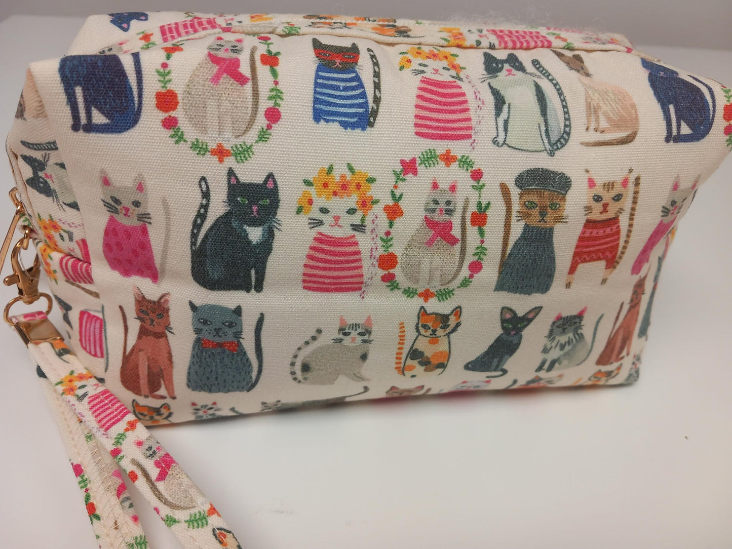 Toiletry bag and purse Beautiful and sweet Kittens with handle