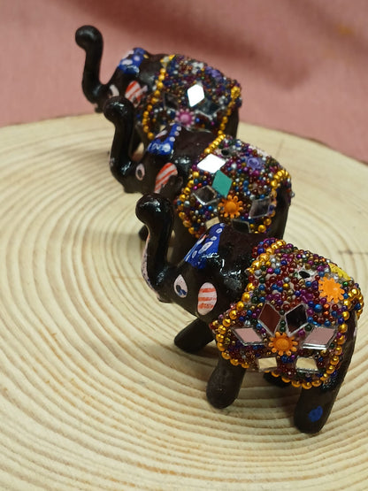 Elefantes. Pack de 3 elefantes de la suerte.&nbsp;


Figuras de elefantitos de la suerte con detalles y espejos.

Envío Gratis.

El pack de 3 es a 9.90€

Color rosa con colores.