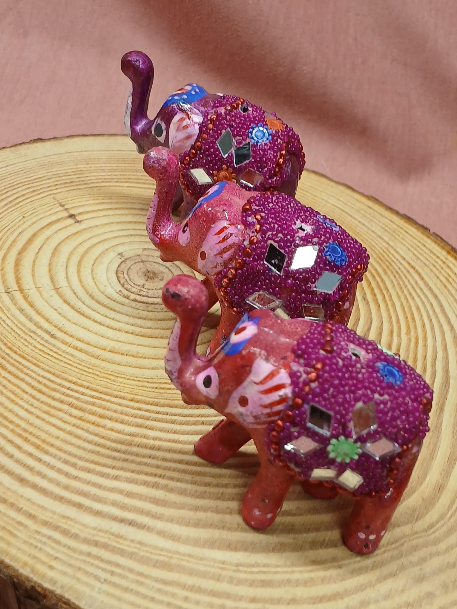 Elefantes. Pack de 3 elefantes de la suerte.&nbsp;


Figuras de elefantitos de la suerte con detalles y espejos.

Envío Gratis.

El pack de 3 es a 9.90€

Color rosa con colores.