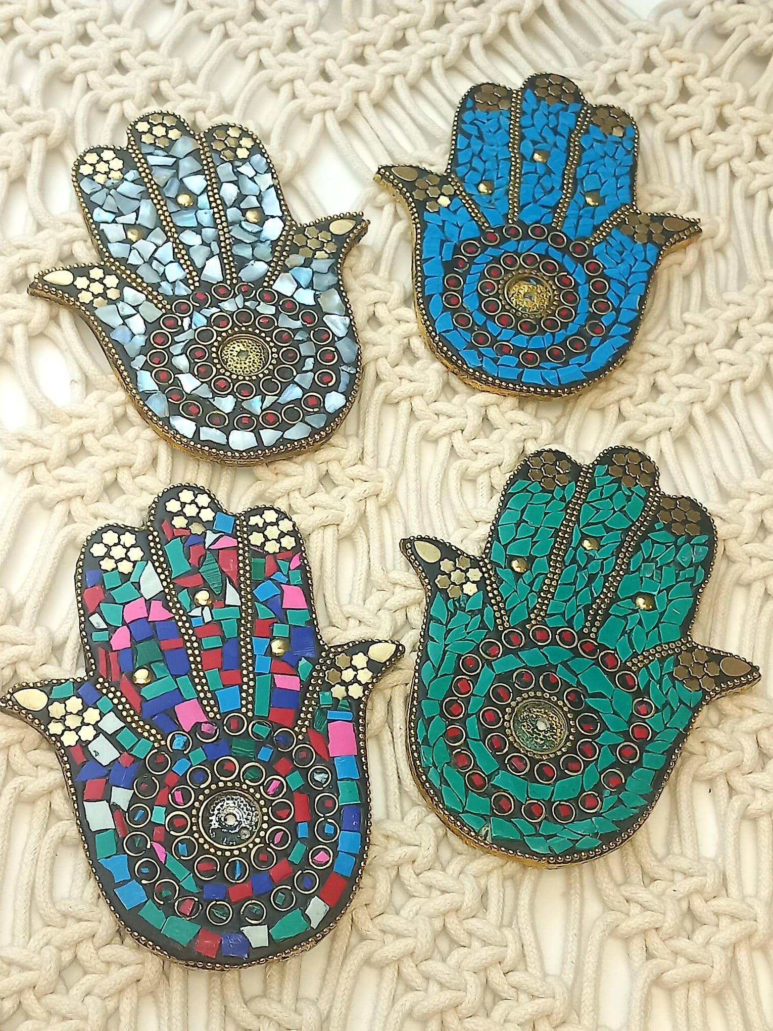 ncensarios de belleza y simbolismo en diferentes colores.&nbsp;

Cada incensario es una joya decorativa con alma étnica y mística. Este incensario de Mano de Fátima es más que un accesorio: es una pieza exclusiva con diseño en mosaico elaborado con piedras minerales, que evoca protección, espiritualidad y estilo. Ideal para sahumar con conos o varillas finas, es el detalle perfecto para personas que buscan rituales con intención y una estética única.