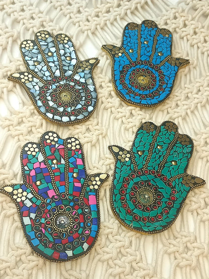 ncensarios de belleza y simbolismo en diferentes colores.&nbsp;

Cada incensario es una joya decorativa con alma étnica y mística. Este incensario de Mano de Fátima es más que un accesorio: es una pieza exclusiva con diseño en mosaico elaborado con piedras minerales, que evoca protección, espiritualidad y estilo. Ideal para sahumar con conos o varillas finas, es el detalle perfecto para personas que buscan rituales con intención y una estética única.