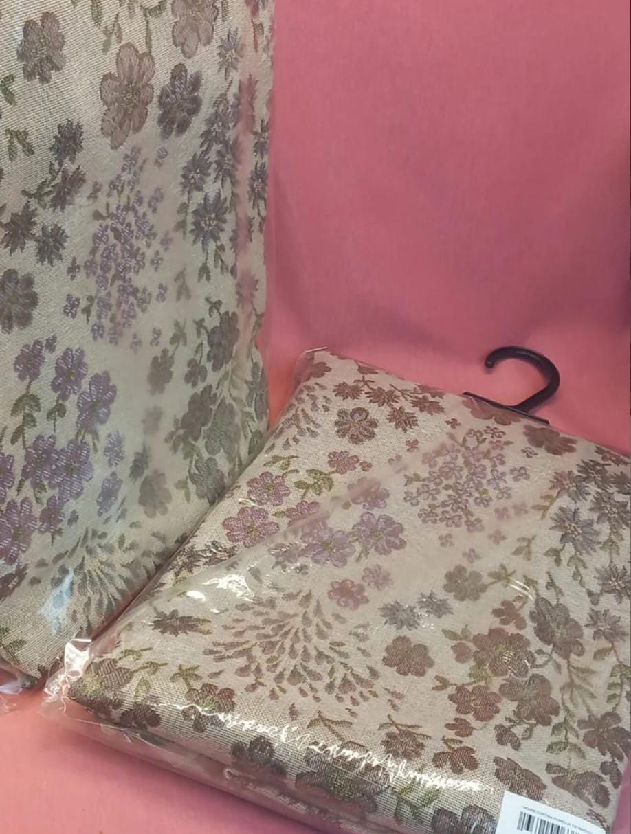 Cortinas confeccionadas con presillas en hilos multicolor sobre fondo marrón.Envío Gratis.