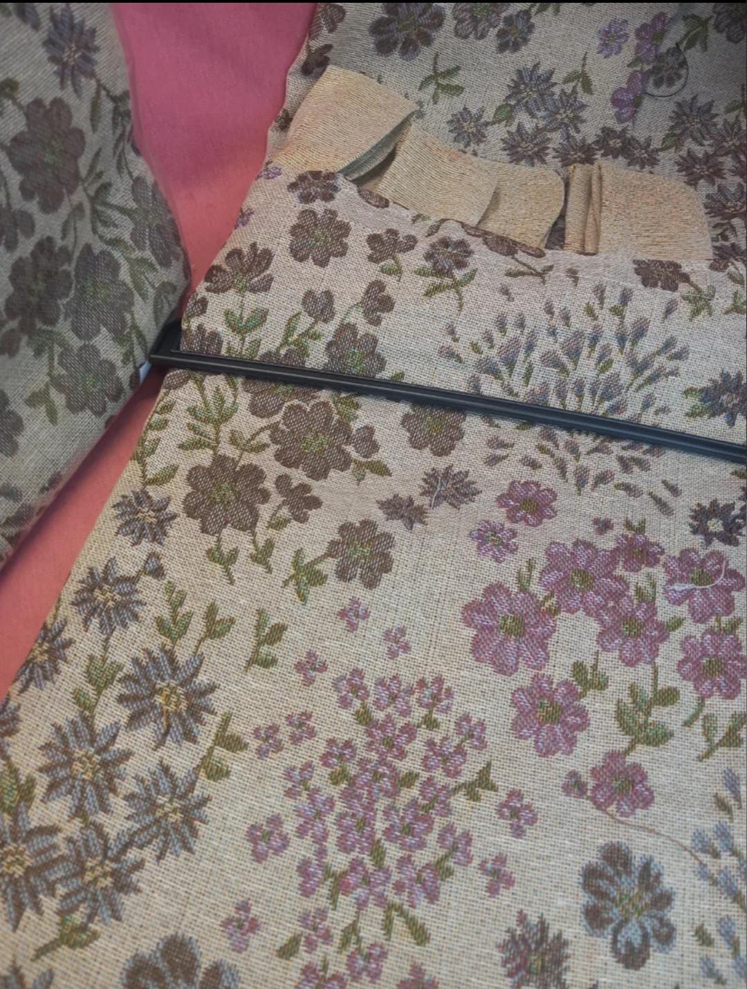 Cortinas confeccionadas con presillas en hilos multicolor sobre fondo marrón.Envío Gratis.