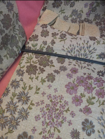 Cortinas confeccionadas con presillas en hilos multicolor sobre fondo marrón.Envío Gratis.