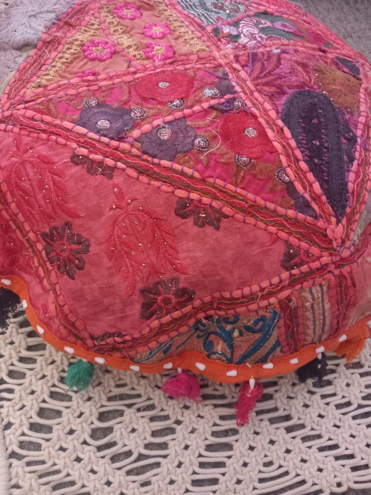 Cojín de suelo,zafú 58cm de diámetro,en patchwork,bordado artesanalmente en India.Envío Gratis y precio sin competencia.