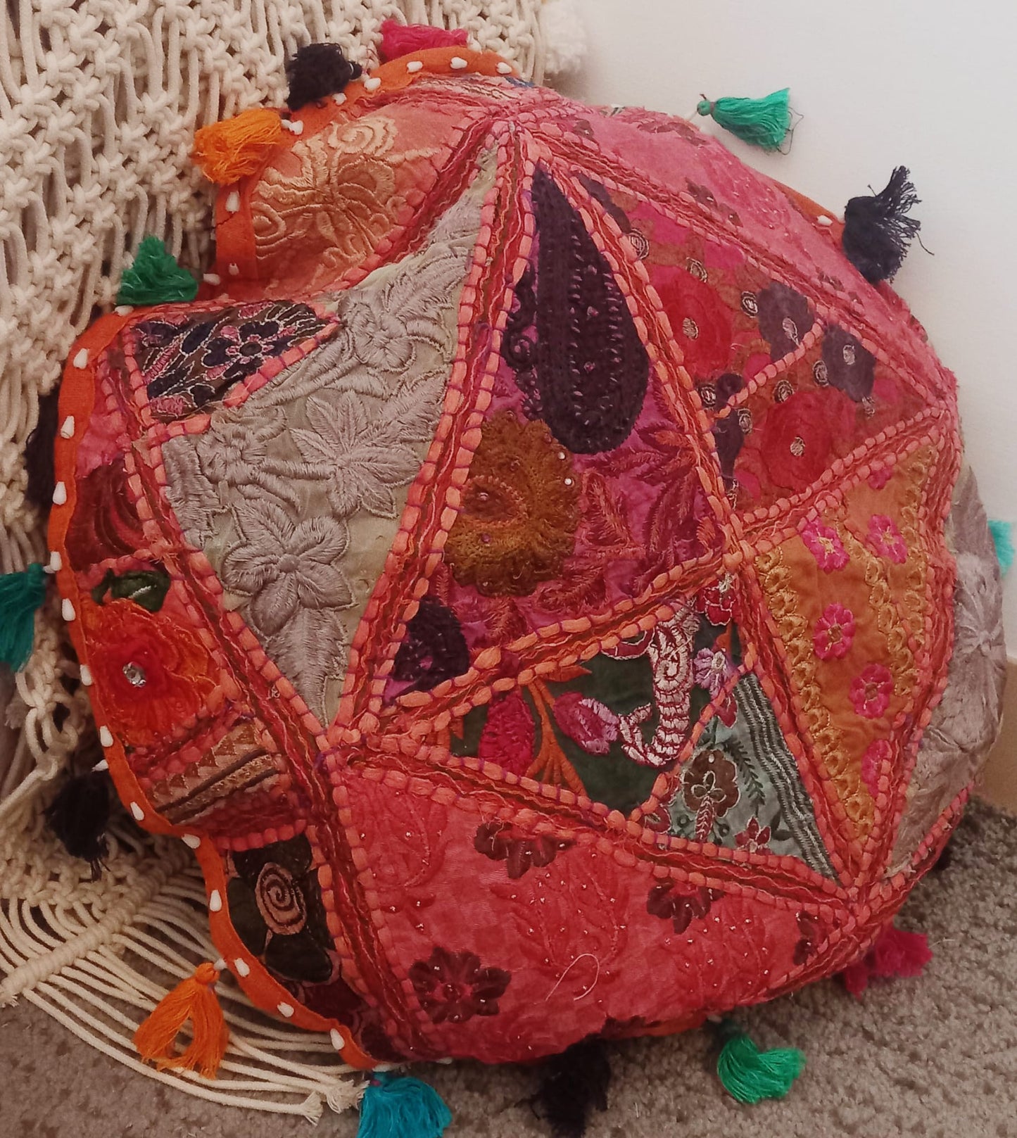 Cojín de suelo,zafú 58cm de diámetro,en patchwork,bordado artesanalmente en India.Envío Gratis y precio sin competencia.