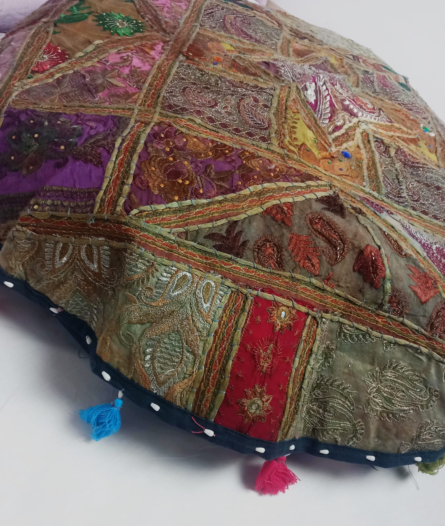 Zafú patchowork grande,cojín de suelo 93cm diámetro. Bordado,artesanía India.Envío Gratis y precio sin competencia.