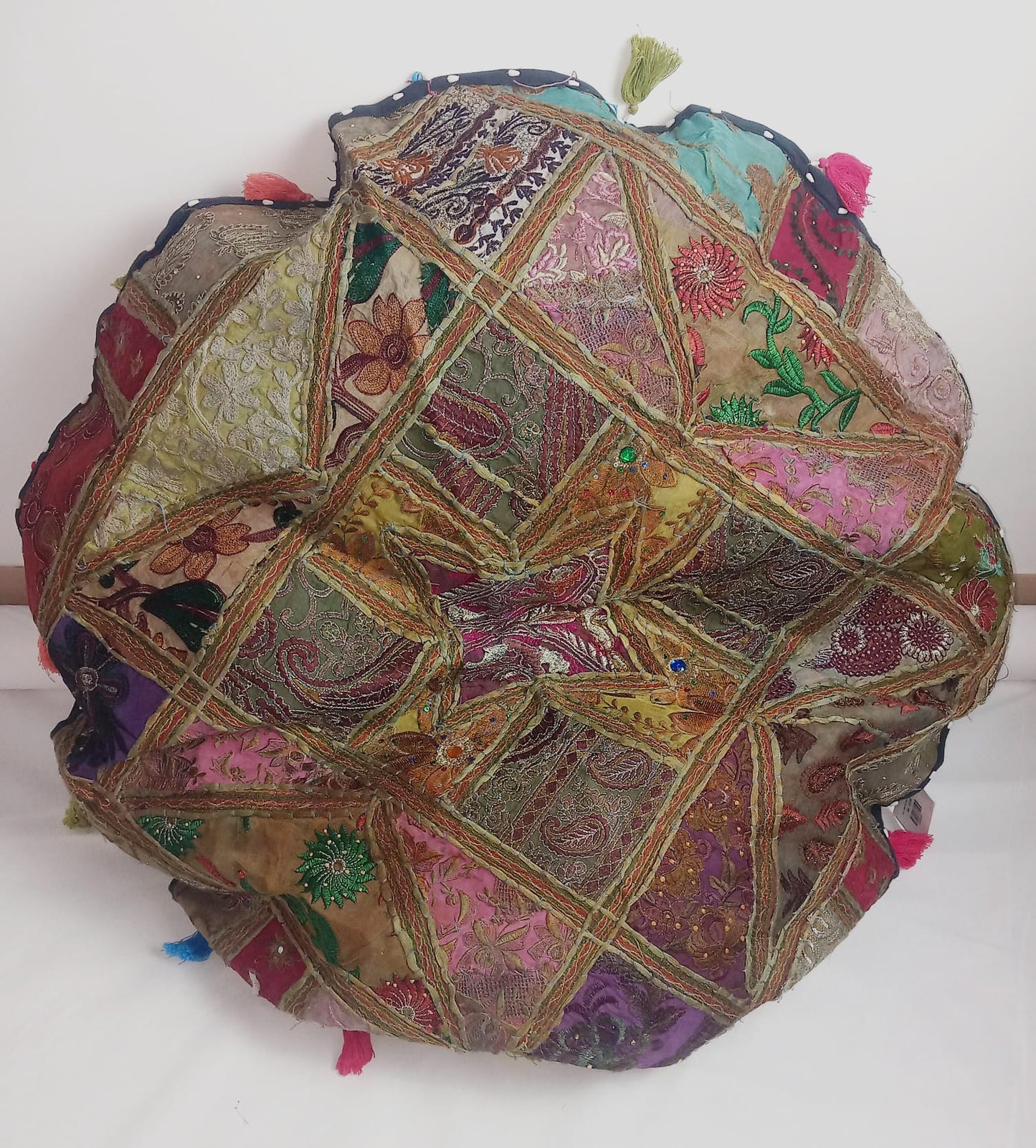 Zafú patchowork grande,cojín de suelo 93cm diámetro. Bordado,artesanía India.Envío Gratis y precio sin competencia.