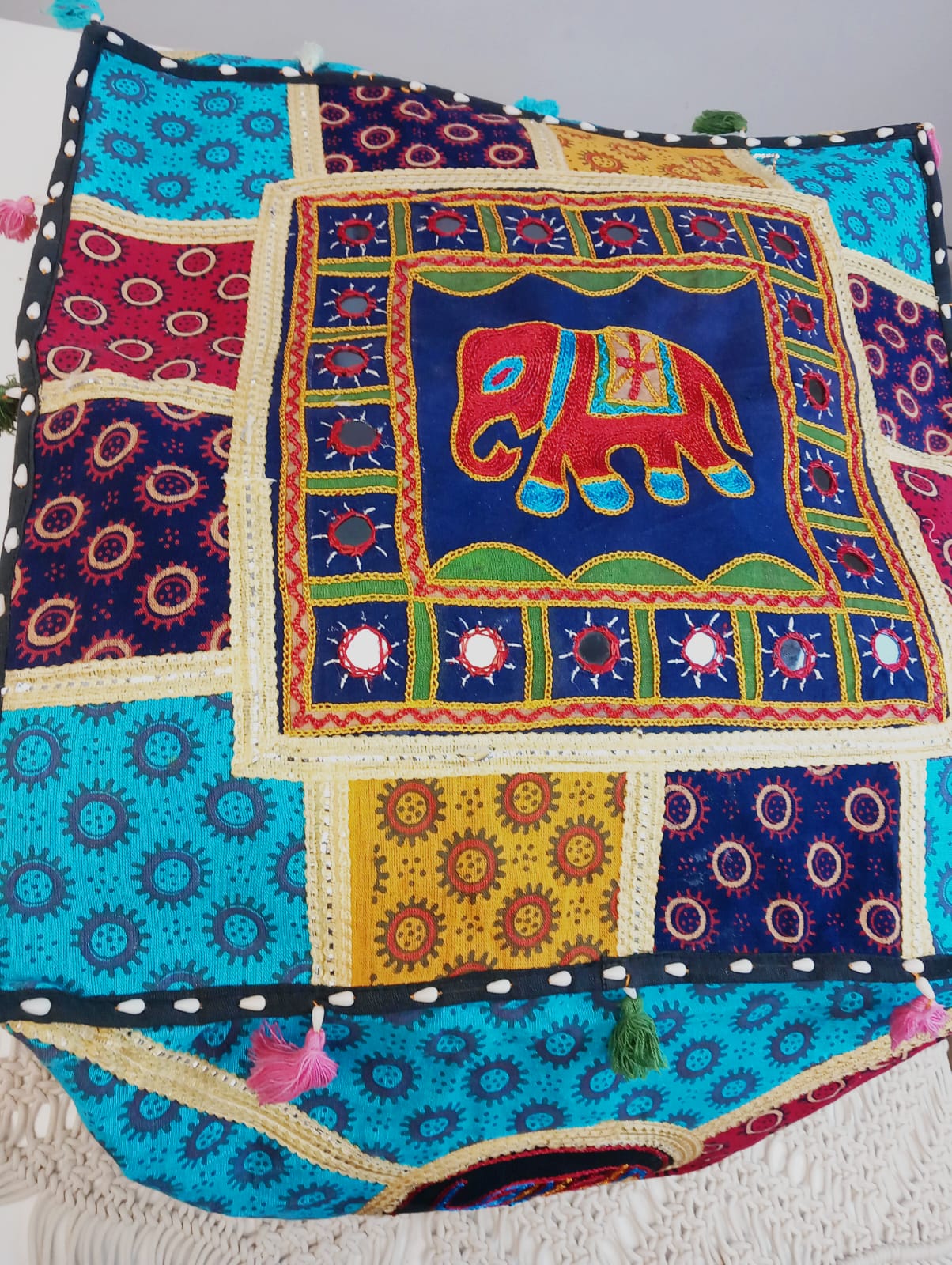 Puff Iro India cuadrado 50cm con relleno 29.99€,envío gratis.Precio sin competencia.