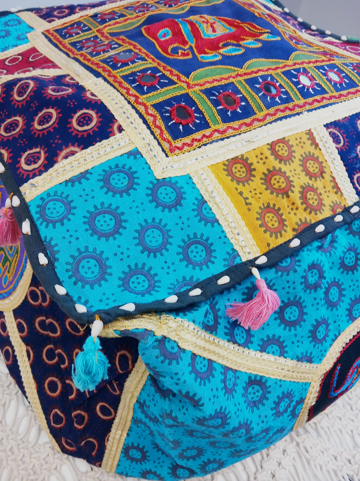 Puff Iro India cuadrado 50cm con relleno 29.99€,envío gratis.Precio sin competencia.