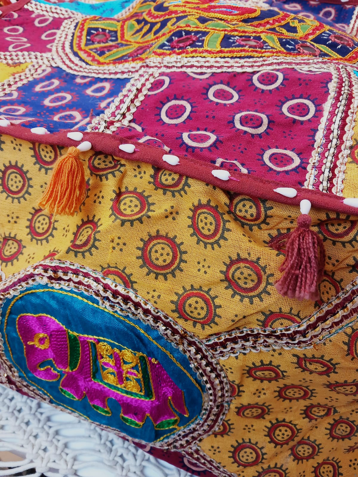 Puff cuadrado elefantes Iro India cuadrado 50cm con relleno 29.99€,envío gratis.Precio sin competencia.