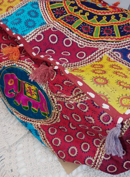 Puff cuadrado elefantes Iro India cuadrado 50cm con relleno 29.99€,envío gratis.Precio sin competencia.