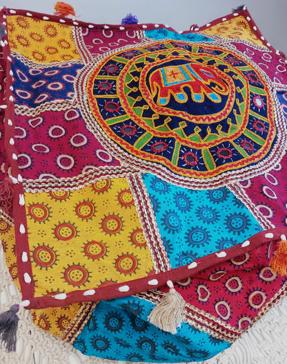 Puff cuadrado elefantes Iro India cuadrado 50cm con relleno 29.99€,envío gratis.Precio sin competencia.