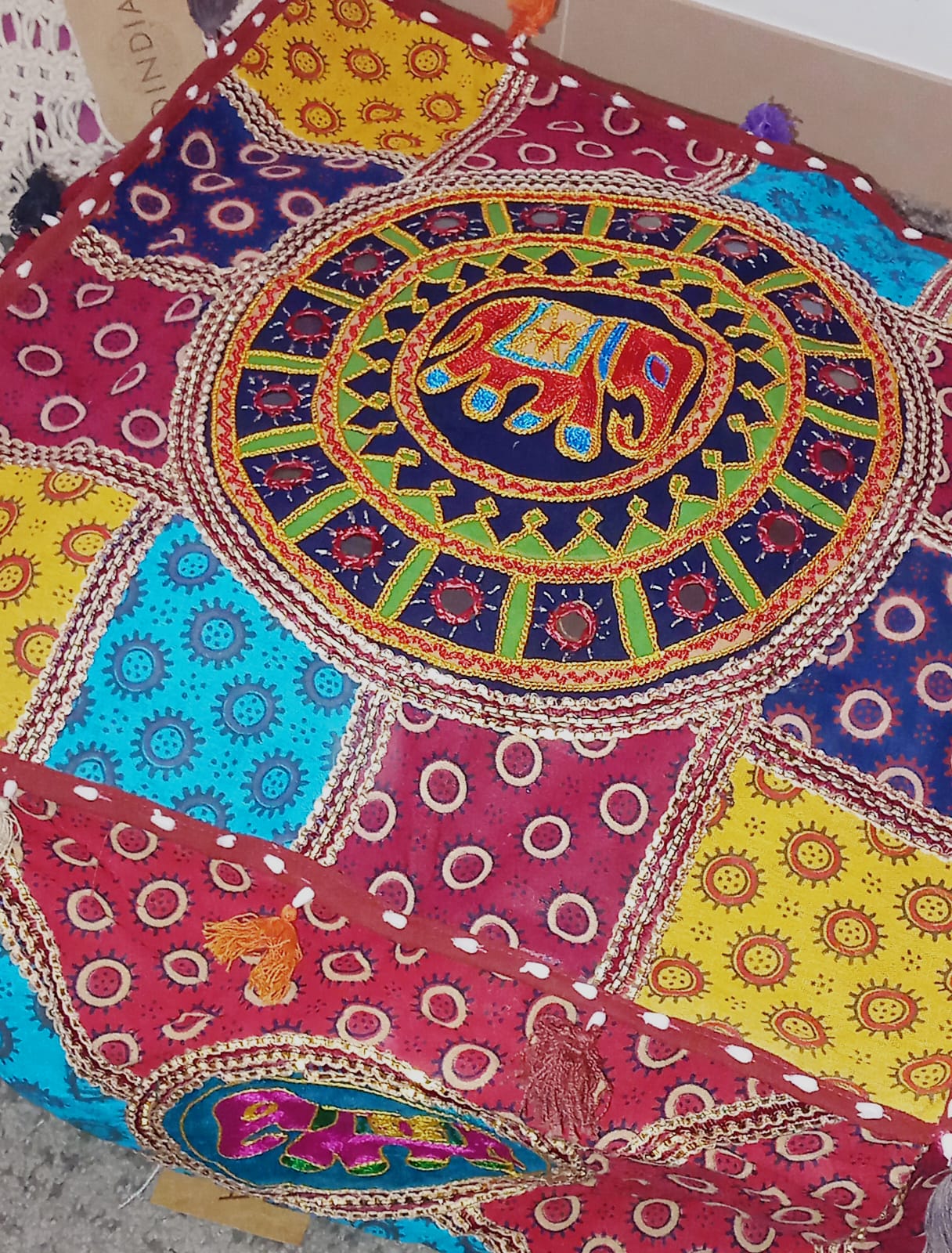 Puff cuadrado elefantes Iro India cuadrado 50cm con relleno 29.99€,envío gratis.Precio sin competencia.