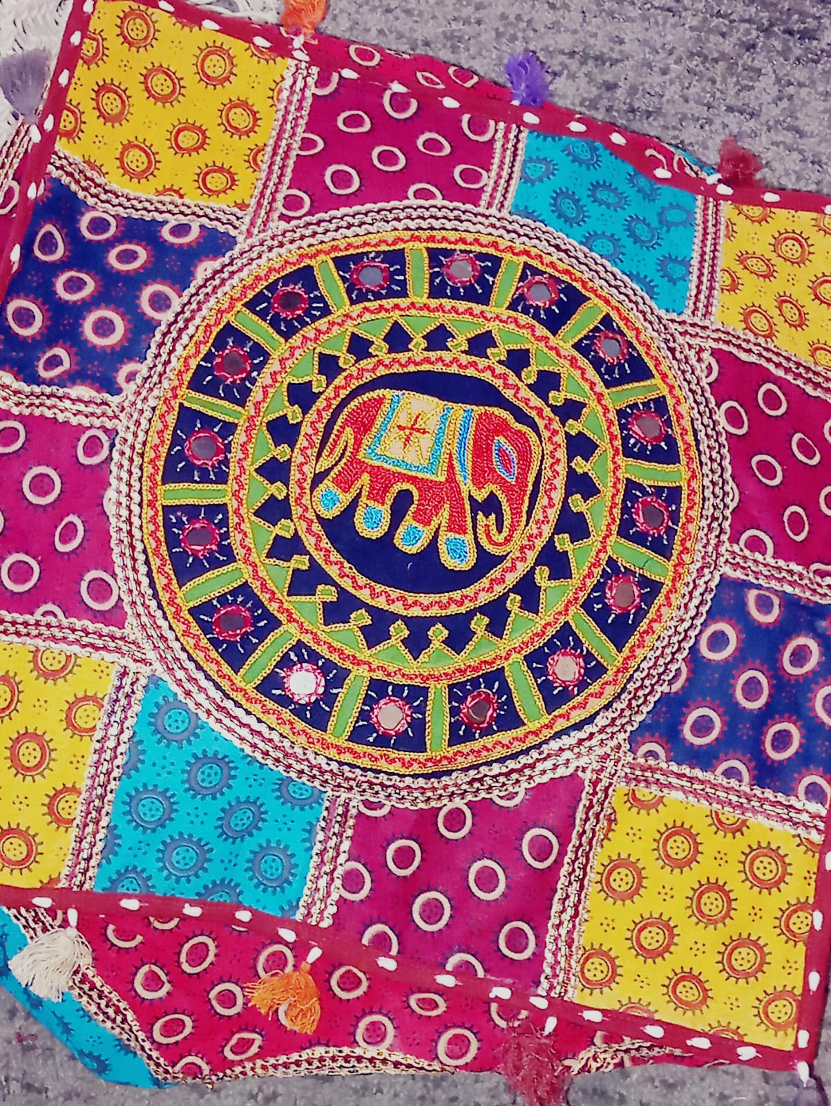 Puff cuadrado elefantes Iro India cuadrado 50cm con relleno 29.99€,envío gratis.Precio sin competencia.