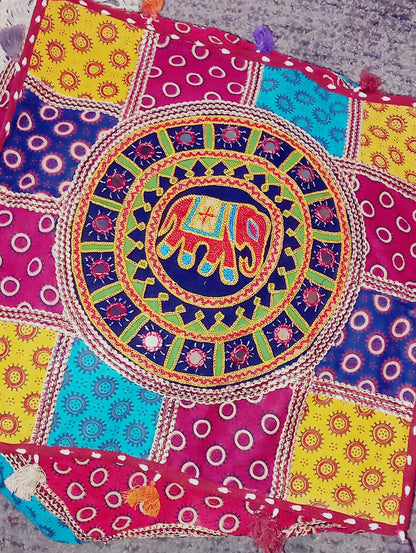 Puff cuadrado elefantes Iro India cuadrado 50cm con relleno 29.99€,envío gratis.Precio sin competencia.