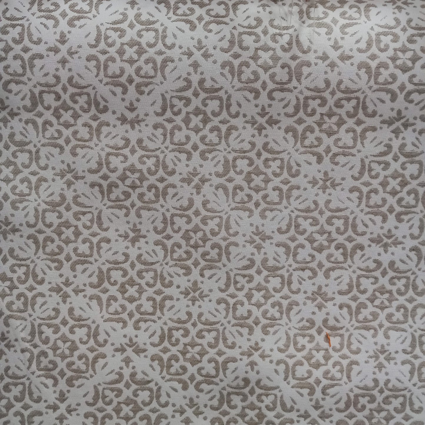 Tela modelo discreto con doble de ancho.Envío gratis.El precio es por metro lineal.MODELO NEPAL BEIG.