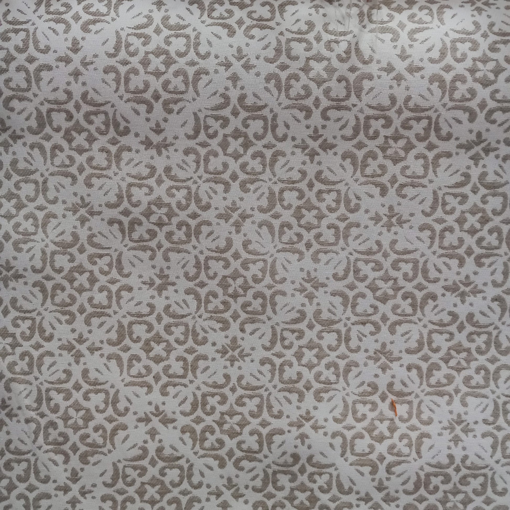 Tela modelo discreto con doble de ancho.Envío gratis.El precio es por metro lineal.MODELO NEPAL BEIG.