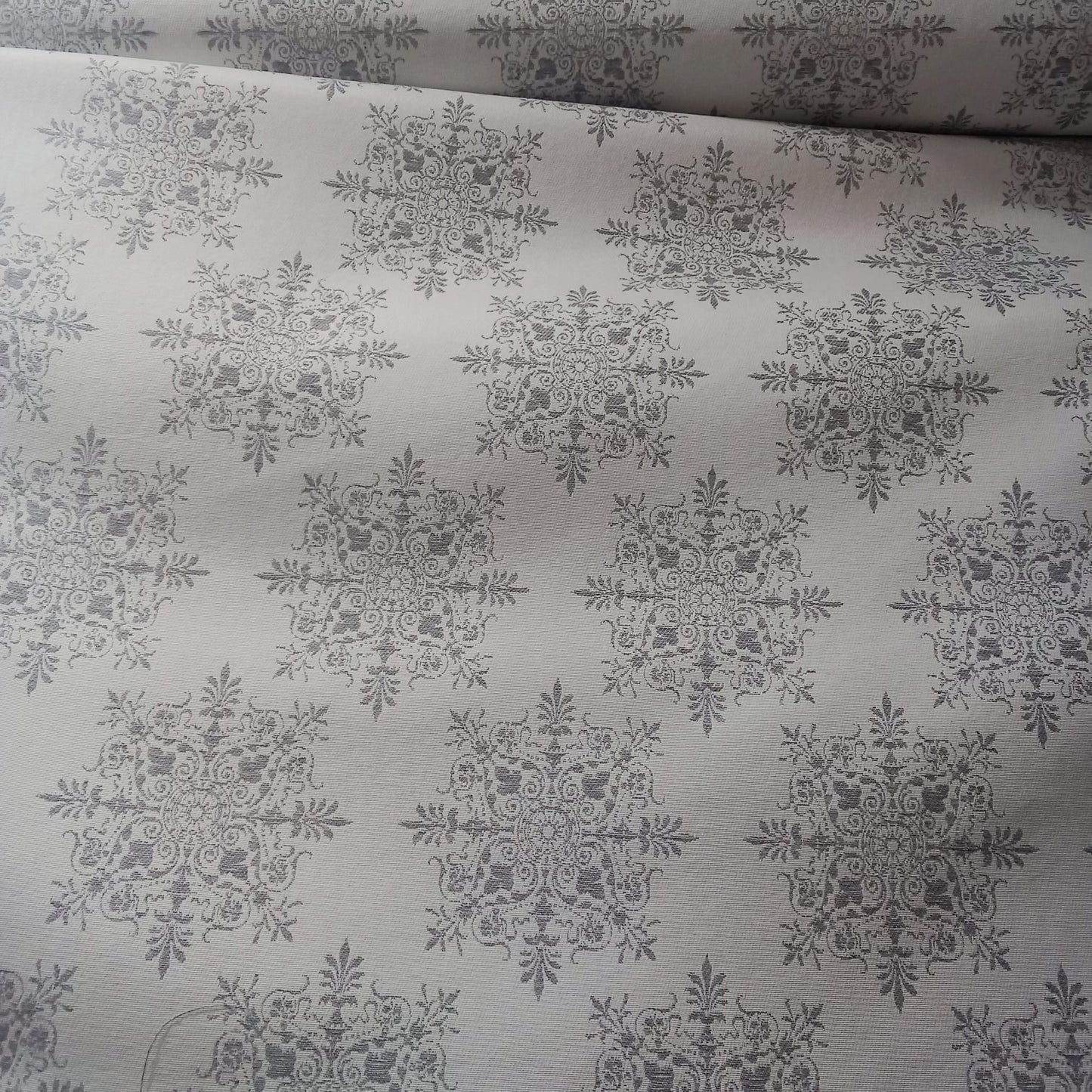 Tela modelo india plata con doble de ancho.Envío gratis.El precio es por metro lineal.MODELO MANDALA GRIS.