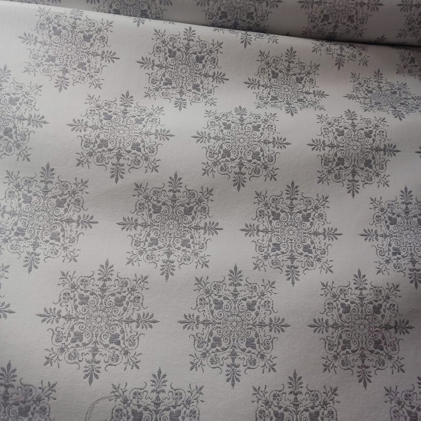 Tela modelo india plata con doble de ancho.Envío gratis.El precio es por metro lineal.MODELO MANDALA GRIS.