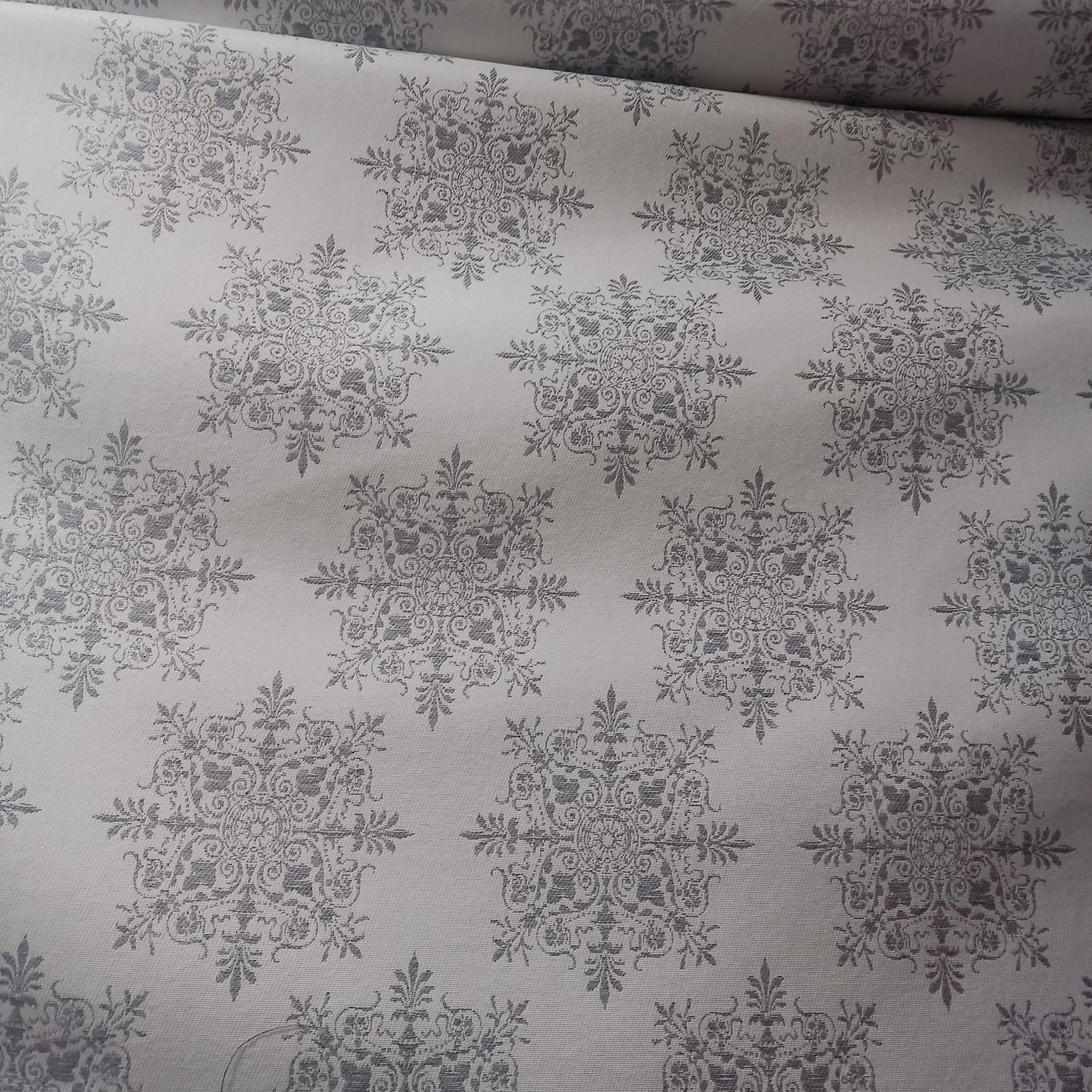 Tela modelo india plata con doble de ancho.Envío gratis.El precio es por metro lineal.MODELO MANDALA GRIS.