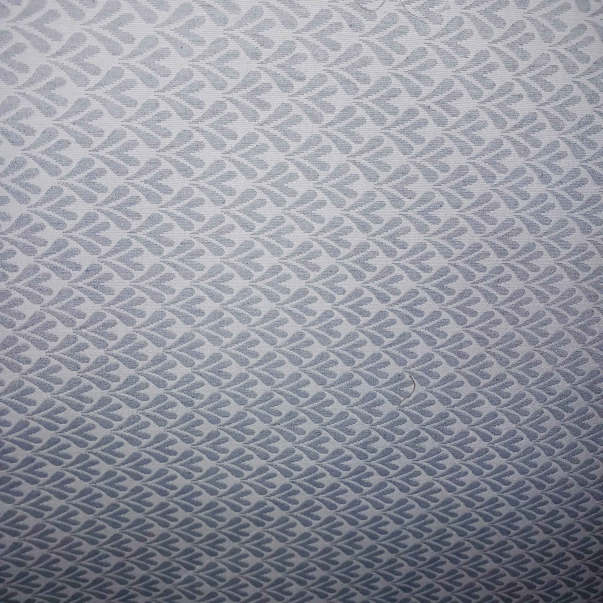 Tela satinada con hojas con doble de ancho.Envío gratis.El precio es por metro lineal.MODELO HOJAS.