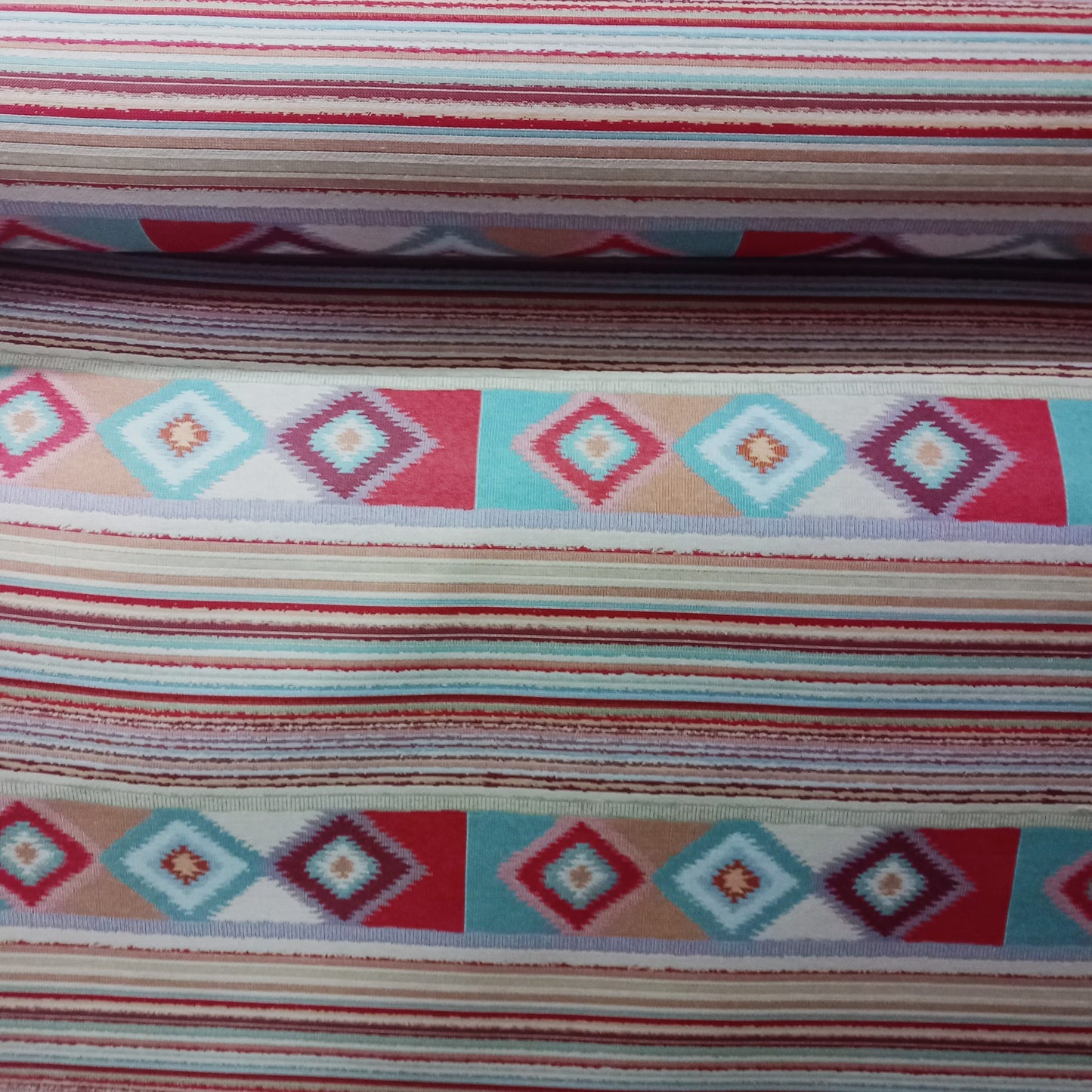 Tela modelo étnica con doble de ancho.Envío gratis.El precio es por metro lineal.MODELO IBIZA.