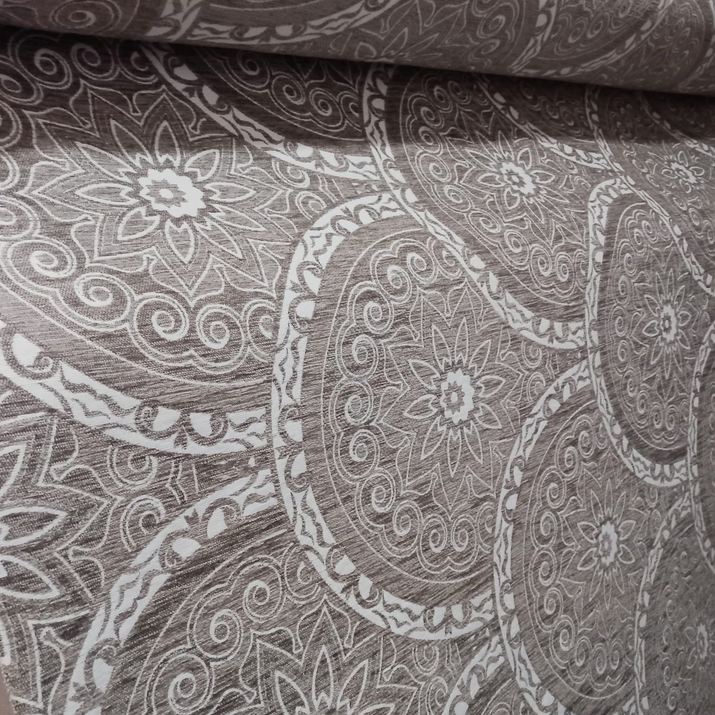 Tela gruesa de chenillas con mandalas y con doble de ancho.Envío gratis.El precio es por metro lineal.MODELO CHENILLA MANDALAS.