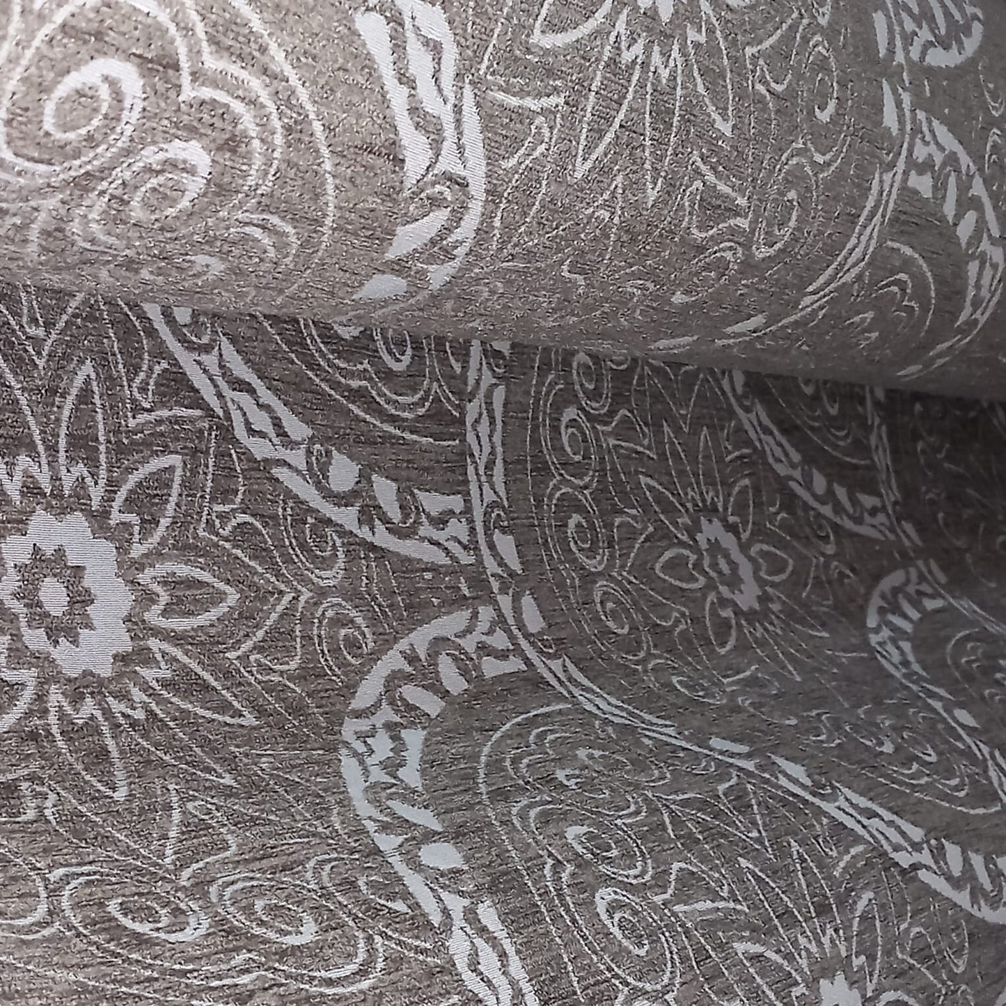 Tela gruesa de chenillas con mandalas y con doble de ancho.Envío gratis.El precio es por metro lineal.MODELO CHENILLA MANDALAS.