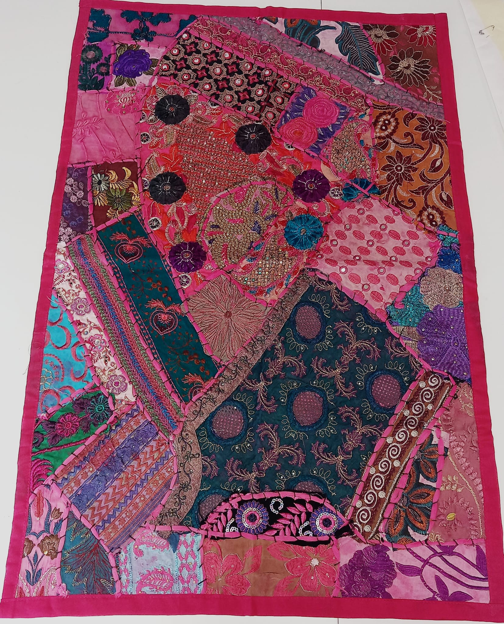 ALFOMBRA BORDADA PATCHWORK con fucsia rectacungular,artesanía India y con envío gratis sin pedido mínimo.