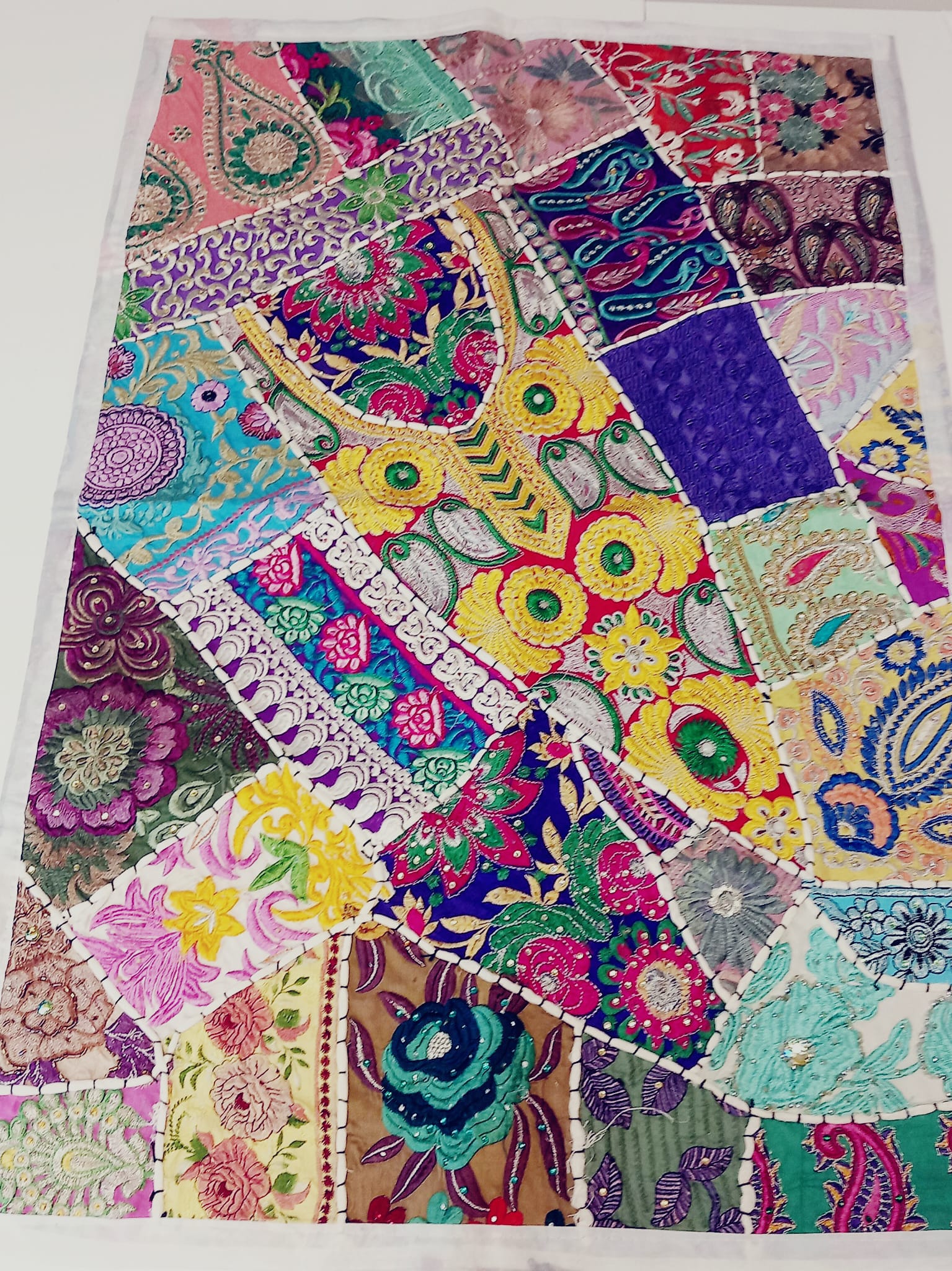 ALFOMBRA BORDADA PATCHWORK rectacungular,artesanía India y con envío gratis sin pedido mínimo.