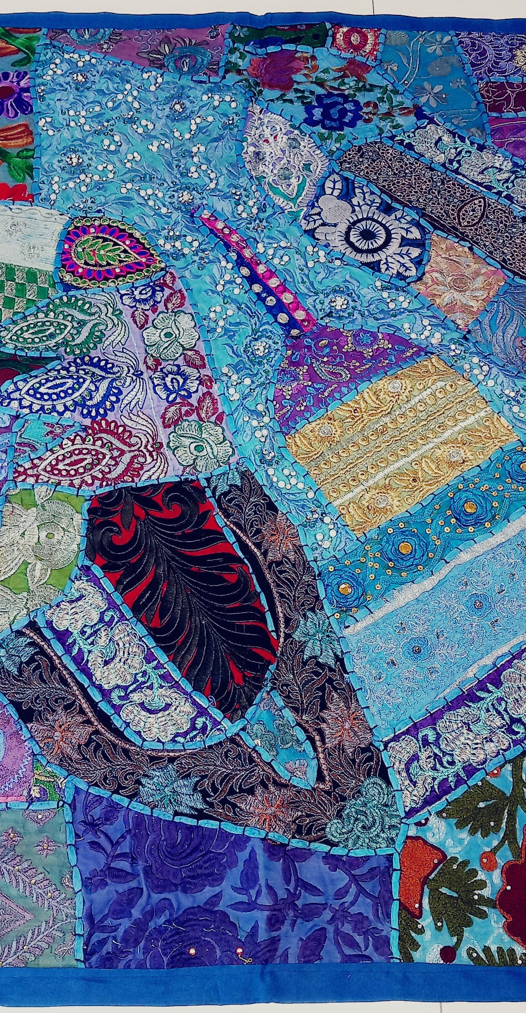 ALFOMBRA BORDADA PATCHWORK rectacungular,artesanía India y con envío gratis sin pedido mínimo.
