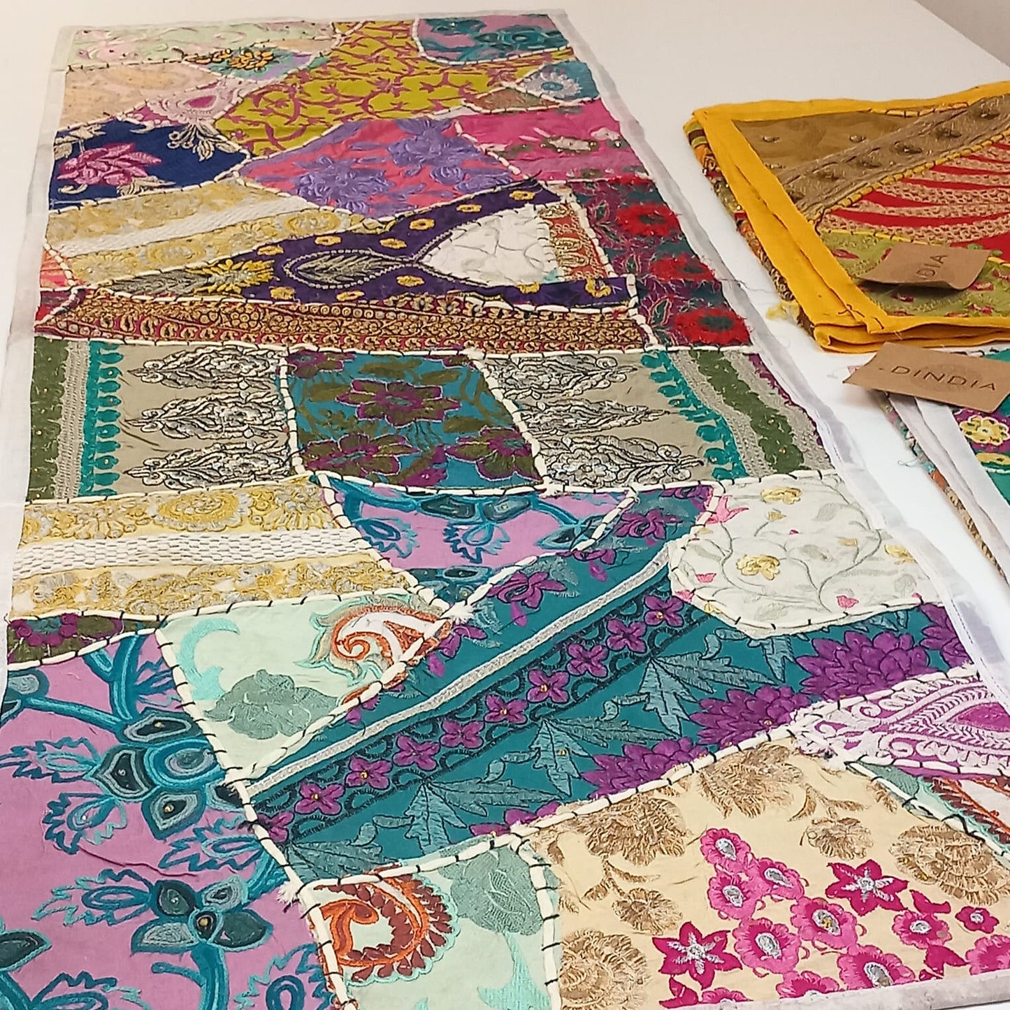 Camino de Mesa Pach. 50cmx150cm.Envío Gratis.Artículo etnico artesanía india. Precio sin competencia.Modelo Taj Majal.